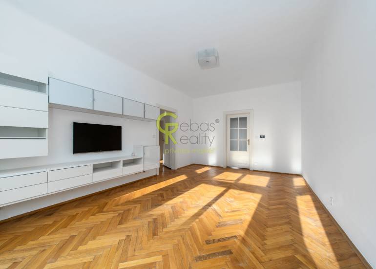 Pronájem prostorného a světlého bytu 3+1 s balkonem - ul.Vinohradská – Praha 3