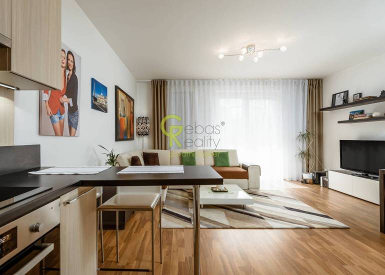 prostorné 2+kk vč.balkonu a garážového stání - Pod Bohdalcem, Praha 10