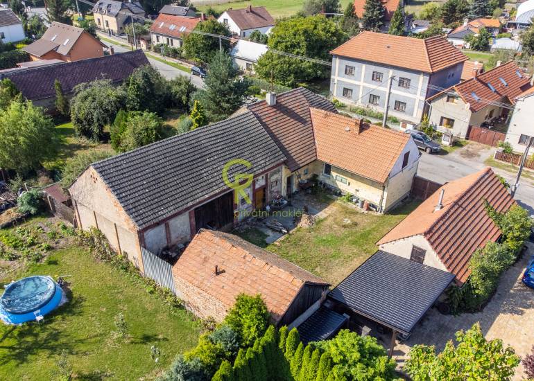 venkovský dům s prostornou stodolou - Záryby, Praha východ