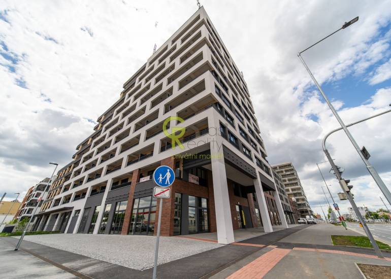 pronájem 1+kk s lodžií, sklepem a garážovým stáním - ul. Poděbradská, Praha 9