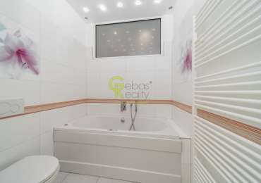 Pronájem prostorného a světlého bytu 3+1 s balkonem - ul.Vinohradská – Praha 3