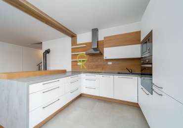 prostorný mezonetový byt 3+kk se dvěma balkony, garáží a sklepem –  ulice Ve Vilách, Praha 4