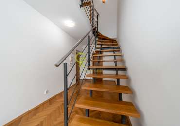 prostorný mezonetový byt 3+kk se dvěma balkony, garáží a sklepem –  ulice Ve Vilách, Praha 4