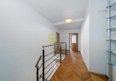 prostorný mezonetový byt 3+kk se dvěma balkony, garáží a sklepem –  ulice Ve Vilách, Praha 4