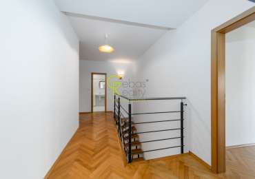 prostorný mezonetový byt 3+kk se dvěma balkony, garáží a sklepem –  ulice Ve Vilách, Praha 4