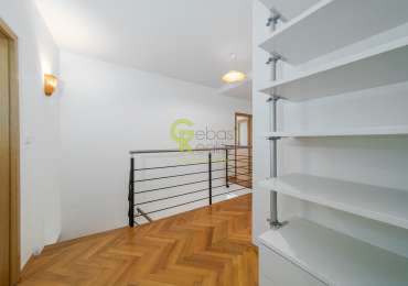 prostorný mezonetový byt 3+kk se dvěma balkony, garáží a sklepem –  ulice Ve Vilách, Praha 4