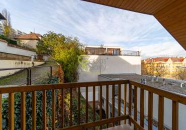 prostorný mezonetový byt 3+kk se dvěma balkony, garáží a sklepem –  ulice Ve Vilách, Praha 4