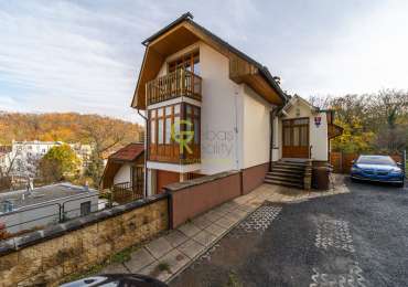 prostorný mezonetový byt 3+kk se dvěma balkony, garáží a sklepem –  ulice Ve Vilách, Praha 4