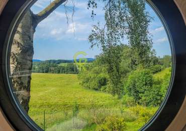 Unikátní roubenka s fungujícím ubytovacím konceptem a obytnou maringotkou - Jablonné v Podještědí