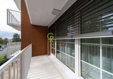 Pronájem světlého bytu 1+kk, 40,5 m², s lodžií, parkováním a sklepem – Praha–Kbely